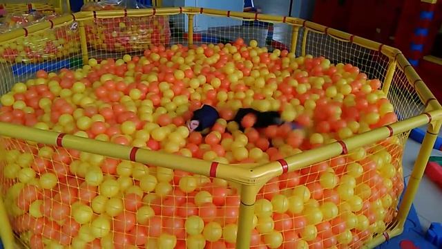 Серёга и большой манеж с шариками смотреть онлайн