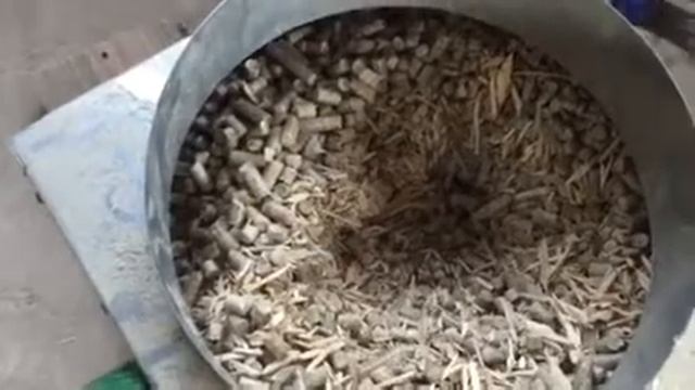 Пеллетная горелка , работа на щепе . смотреть онлайн