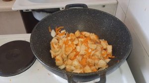 Куриный гуляш с подливкой и картофельным пюре.