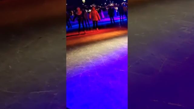 Рождественская ярмарка в Берлине, каток.Christmas market in Berlin, skating rink.