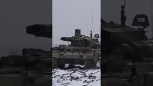 бмпт Терминатор сопровождает колонну танков
