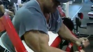 Профессиональный бодибилдер IFBB Денис Джеймс (Dennis James)