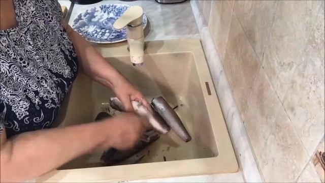 Как вы чистите рыбу от чешуи?