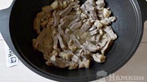 Тушеная говядина с капустой, зеленью и томатным соком в казане