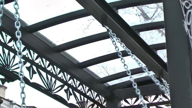 На бульваре Радищева завершился монтаж парковых качелей