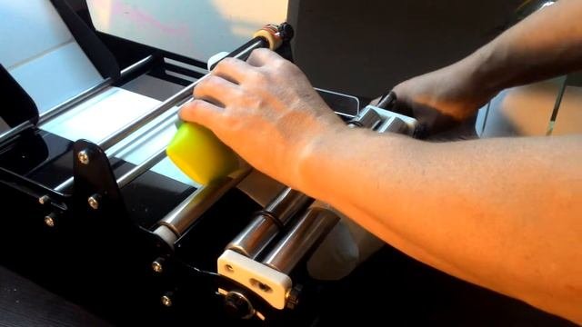 Нанесение этикетки на плоскую бутылку Labelmatic