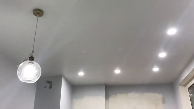 Парящий натяжной потолок с карнизом ПК-5 и светодиодной лентой RGB (цветной) по периметру. смотреть онлайн