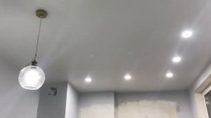 Парящий натяжной потолок с карнизом ПК-5 и светодиодной лентой RGB (цветной) по периметру.