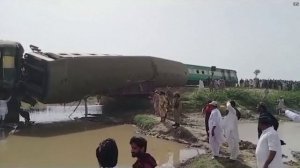 Пассажирский поезд сошел с рельсов в Пакистане