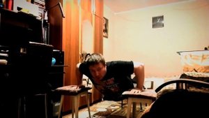 отжимания от стульев с упором ног стул. Широкая постановка рук.