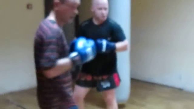 Тайский бокс. Произвольный бой на технику - руки, клинч, колени смотреть онлайн