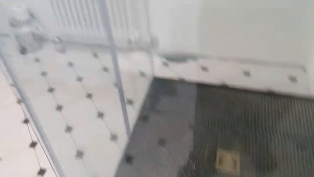 Душевая кабина в деревянном доме из стекла "Оптивайт" без поддона на заказ. Размеры 986x1050x2000 м