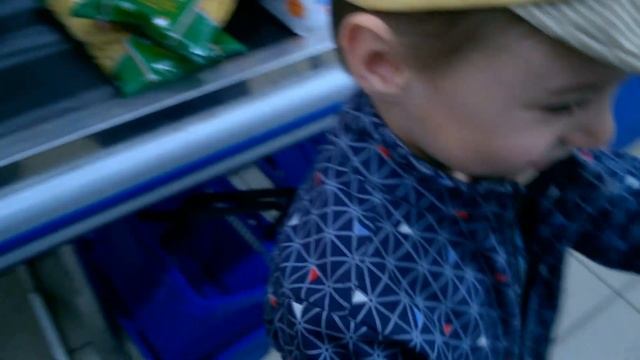 Егора снова взяли с собой в магазин смотреть онлайн