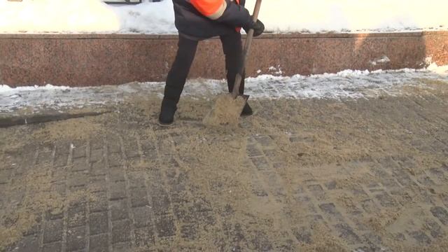 В Ульяновске продолжается вывоз снега и обработка тротуаров смотреть онлайн