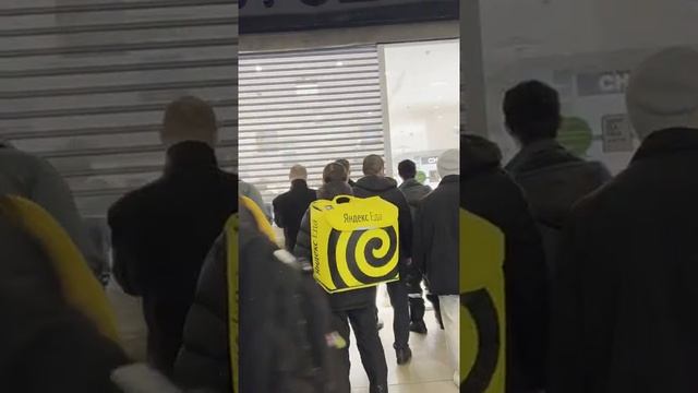 В ТЦ на юго-востоке Москвы покупатели и охрана косметического магазина предотвратили ограбление смотреть онлайн