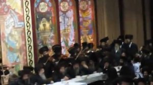 Bobov Chassidim playing with 14 violins 2009