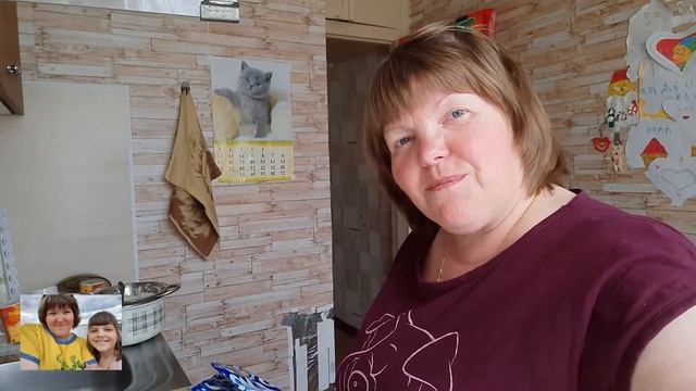 Готовлю рыбный салат/Как встать на голову)))