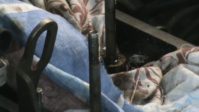 Снятие ГБЦ. Как выкрутить болт с сорванными гранями. смотреть онлайн