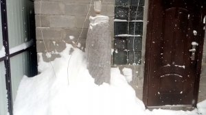 Как зимует клубника в вертикальной грядке.