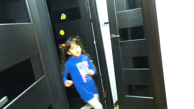 Робот пылесос следит за Дариной. Robot vacuum cleaner . смотреть онлайн