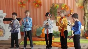 Номер с ложками