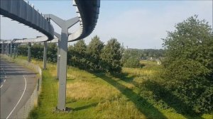 прокатилась на подвесной дороге в аэропорту Дюссельдорфа