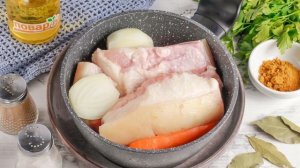 Вареные свиные щечки со специями