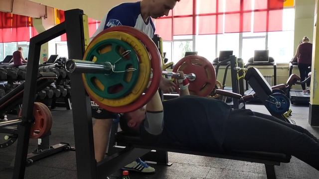 Д 3: Жим лежа, ноги вдоль лавки, 100 кг, 6 подход. смотреть онлайн