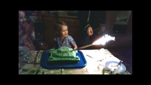 Торт ТАНК стреляет с пушки огнём салют смотреть онлайн