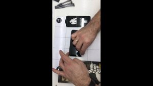 Поклейка супер защитного стекла с обезьянкой