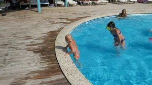 Акуленок Варя и акуленок Кира