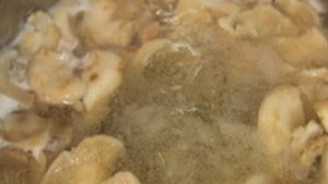 Грузди, маринованные в банке