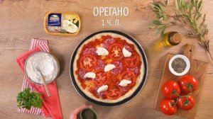 Пицца с плавленым сыром, помидорами и салями