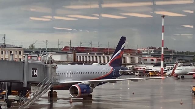 Буксировка самолета. Аэродром Шереметьево. смотреть онлайн