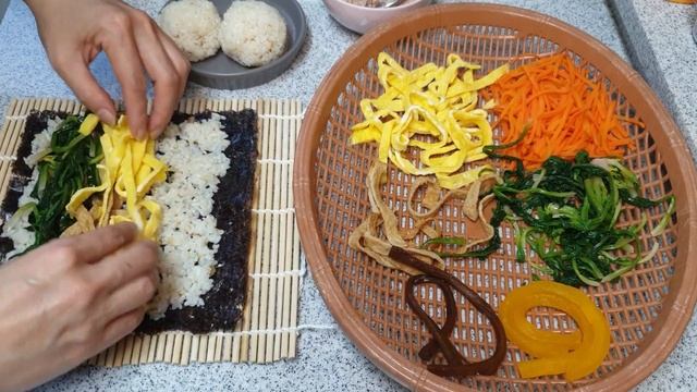 ОЧЕНЬ ВКУСНОЕ И ПОПУЛЯРНОЕ КОРЕЙСКОЕ БЛЮДО КИМПАП.rice roll смотреть онлайн