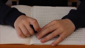 Учимся ориентироваться грифелем в приборе для письма и чтению по Брайлю