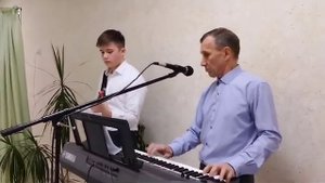 На сентизаторе играет Назир Гимазетдинов, на гитаре - Ранис Ибрагимов