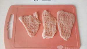 Куриное филе с сыром и зелёным луком на сковороде