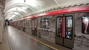 "Балтиец" в ливрее "320 лет Санкт-Петербургу" по 151 маршруту на станции "Пушкинская".