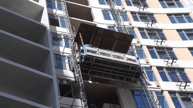 Как работает грузопассажирский двухмачтовый подъемник Alimak HEK GTP 1500 смотреть онлайн