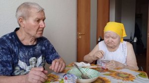 Завтракают и обзор съемной квартиры.