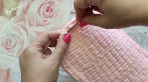 Сумочка на пластиковой канве из плюшевой пряжи.