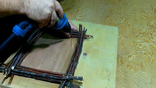 Взяли ветки, кусок фанеры и сделали красоту на долгую память. смотреть онлайн