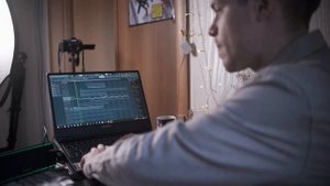 Как композиторы пишут музыку - в студии или на кухне?