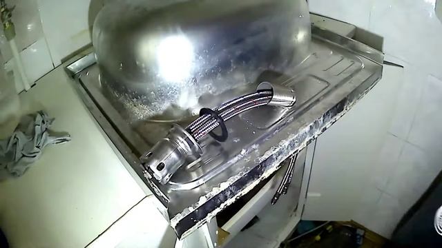 Установка смесителя на мойку из нержавейки. Возникла проблема - устранил. Guru from the USSR смотреть онлайн