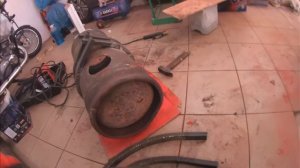 Самая бюджетная печь буржуйка для гаража из газового баллона.