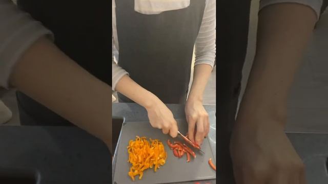 Хрустящие куриные крылышки в кисло-сладком соусе с овощами смотреть онлайн