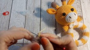 Погремушка жирафик вязаная крючком/ knitted rattle