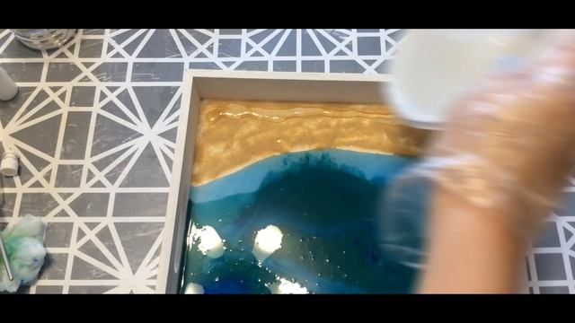 Морской берег из эпоксидной смолы. Декор подноса.