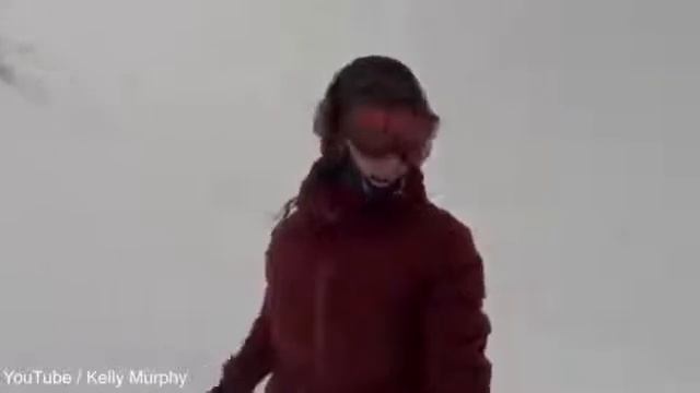 Девушка на сноуборде в наушниках даже не заметила как за ней гнался медведь смотреть онлайн